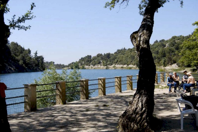 Vaucluse : à Caromb, entre lac et petit patrimoine